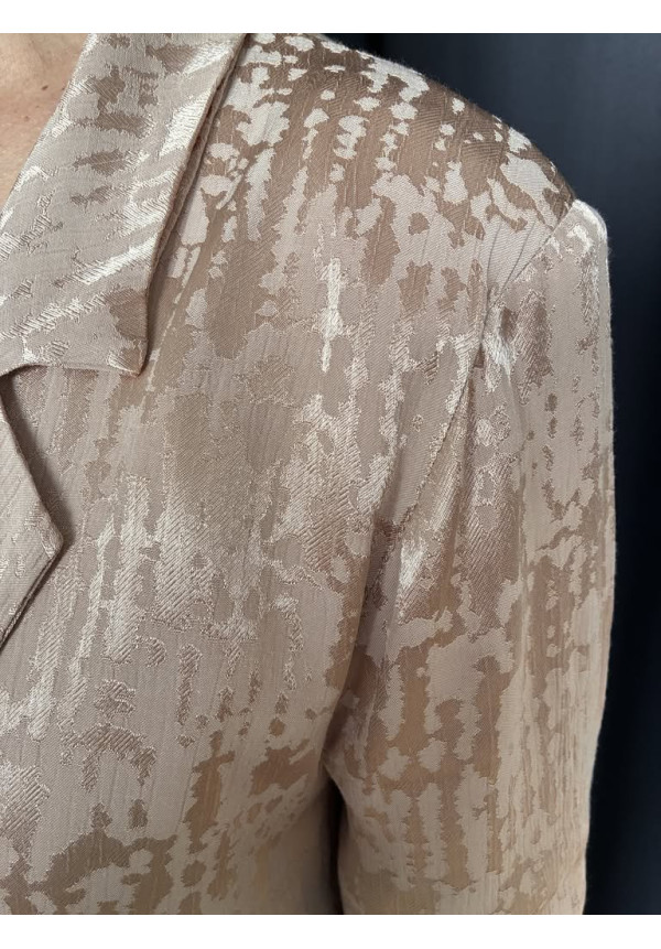 25. Traje seda estampado