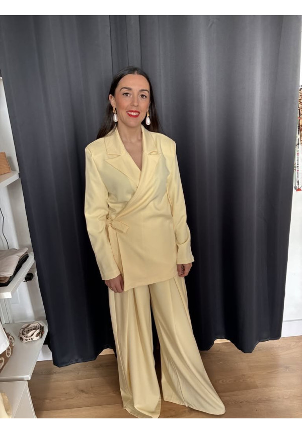 23. Traje cruzado lazada