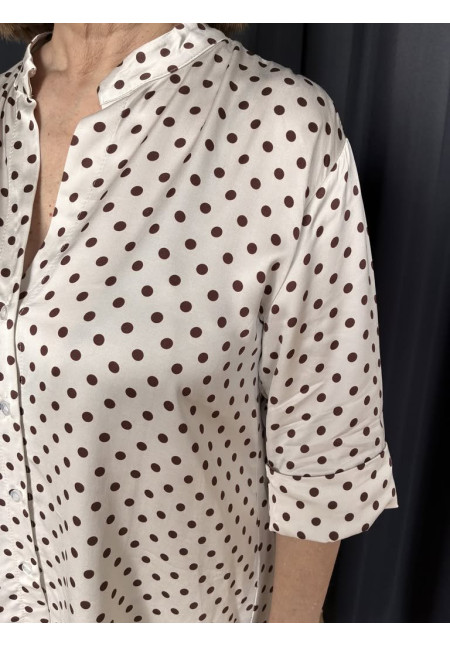 8. Blusa estampada lunares