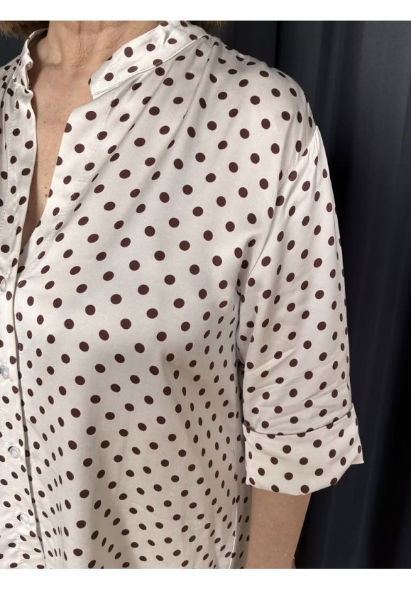 8. Blusa estampada lunares