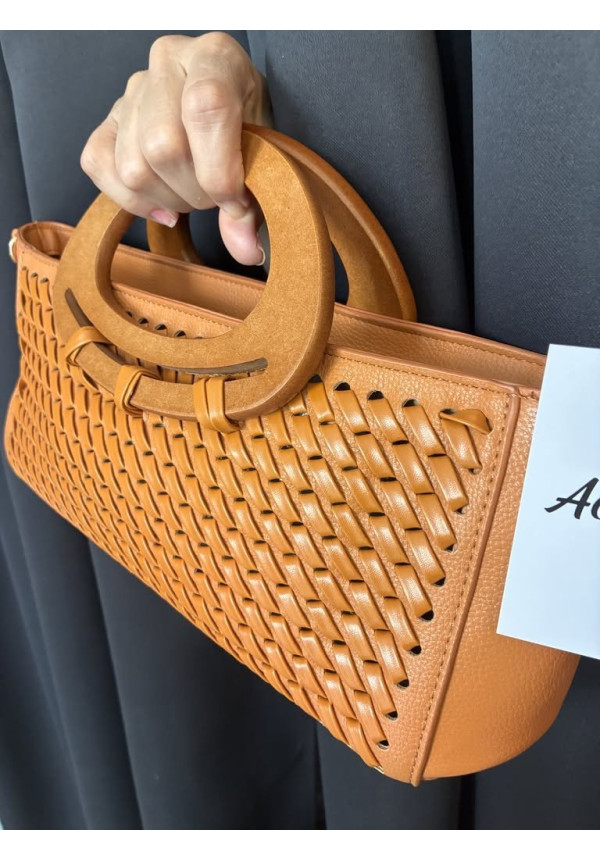 68. Bolso trenzado asa madera