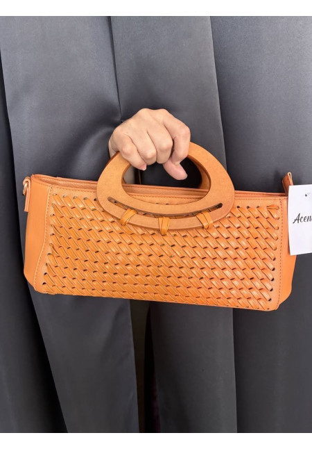 68. Bolso trenzado asa madera