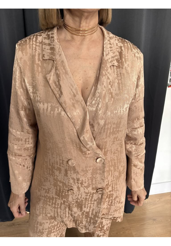 25. Traje seda estampado