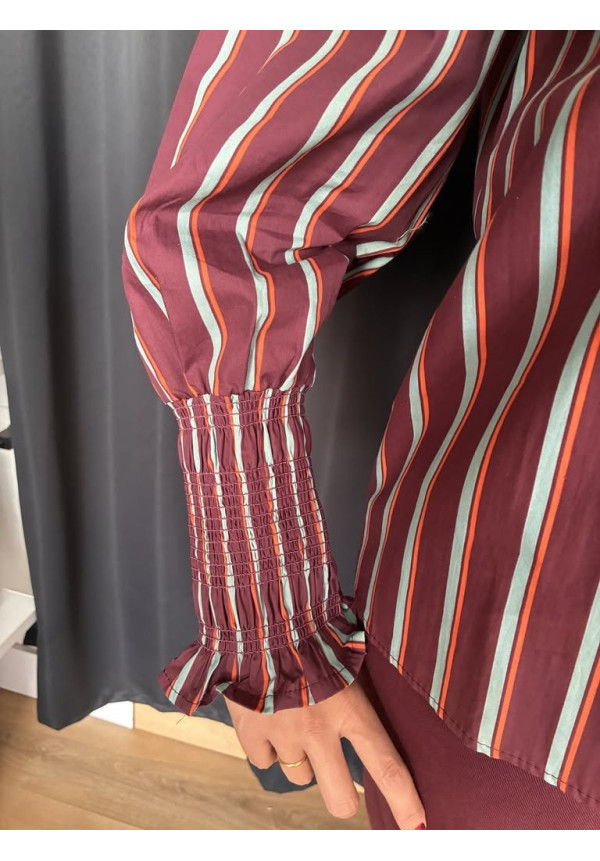 600. Camisa rayas tapeta