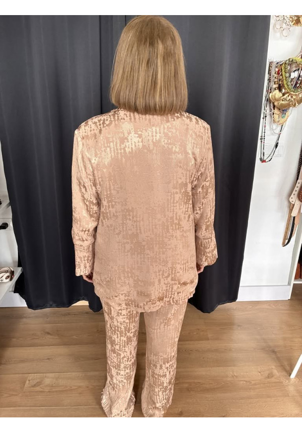 25. Traje seda estampado