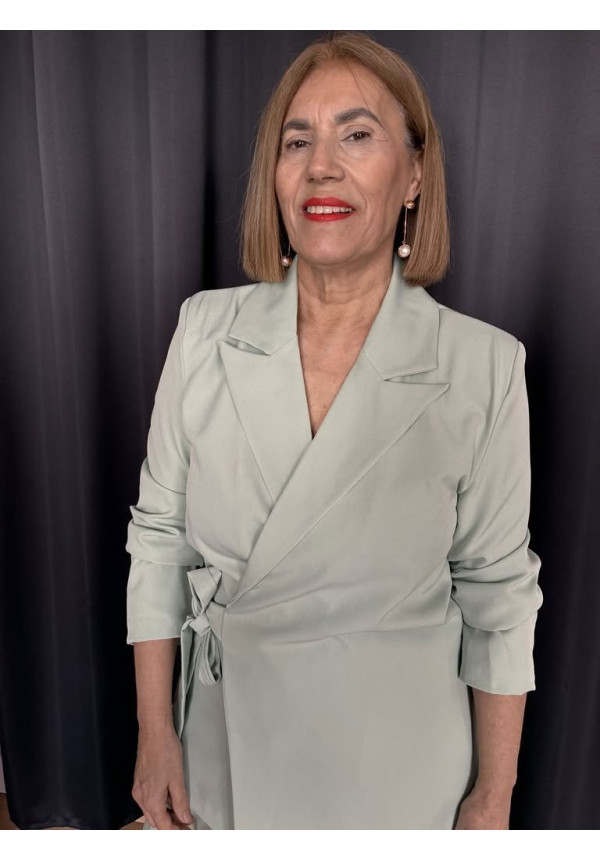 23. Traje cruzado lazada