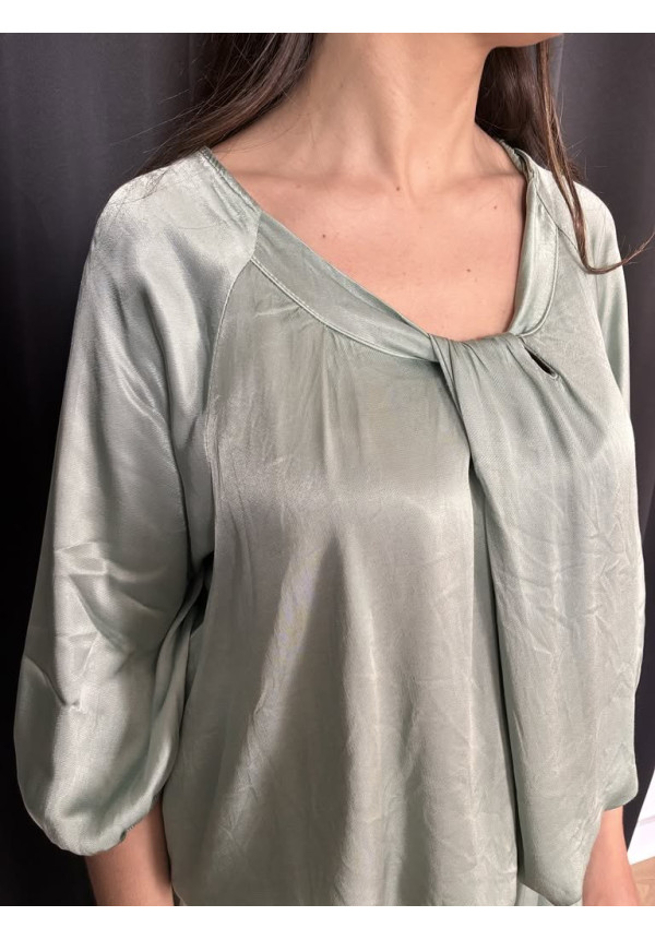 146. Blusa seda detalle