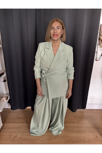 23. Traje cruzado lazada