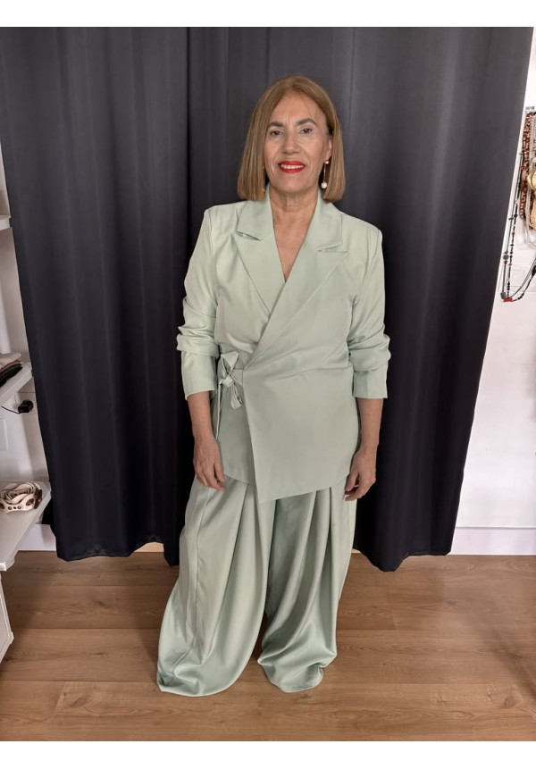 23. Traje cruzado lazada