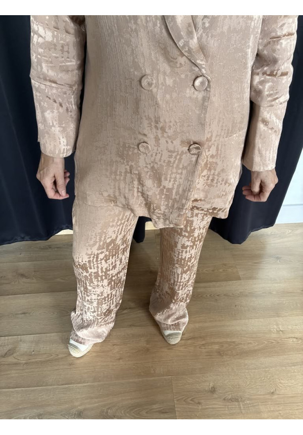 25. Traje seda estampado