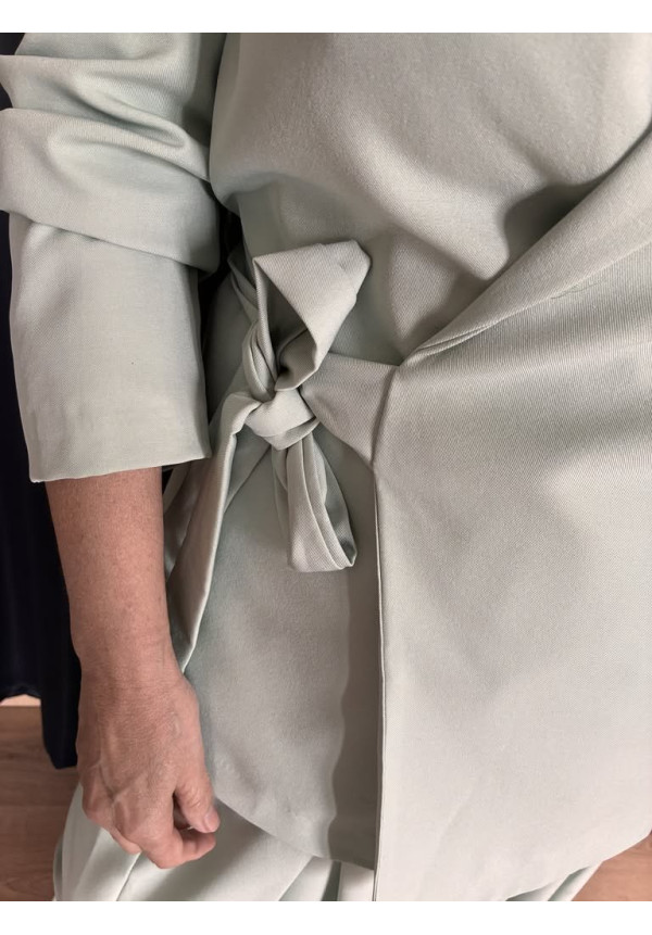 23. Traje cruzado lazada