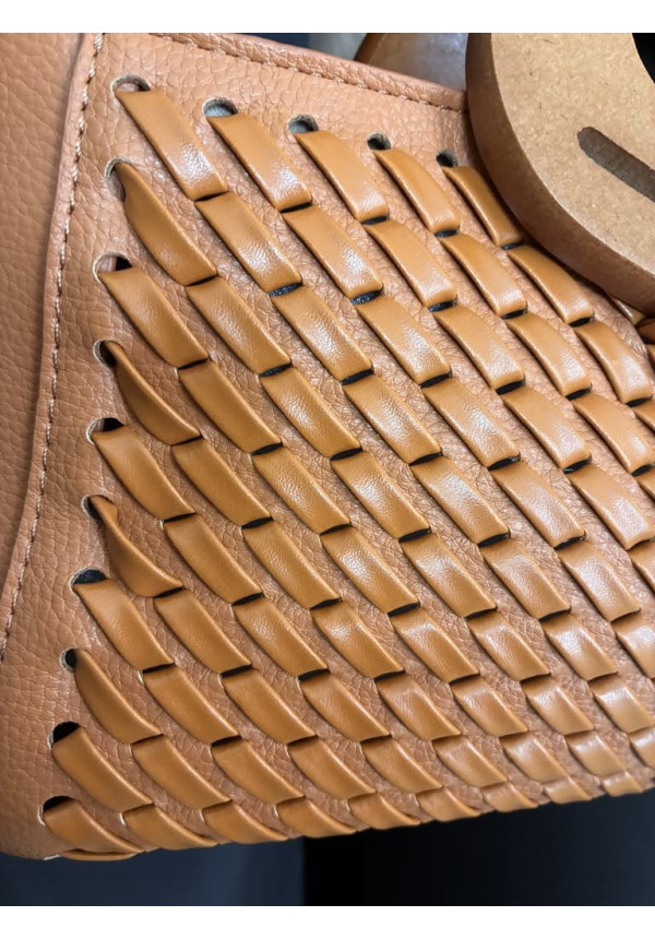 68. Bolso trenzado asa madera