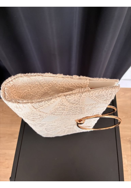 60. Clutch aro y croché